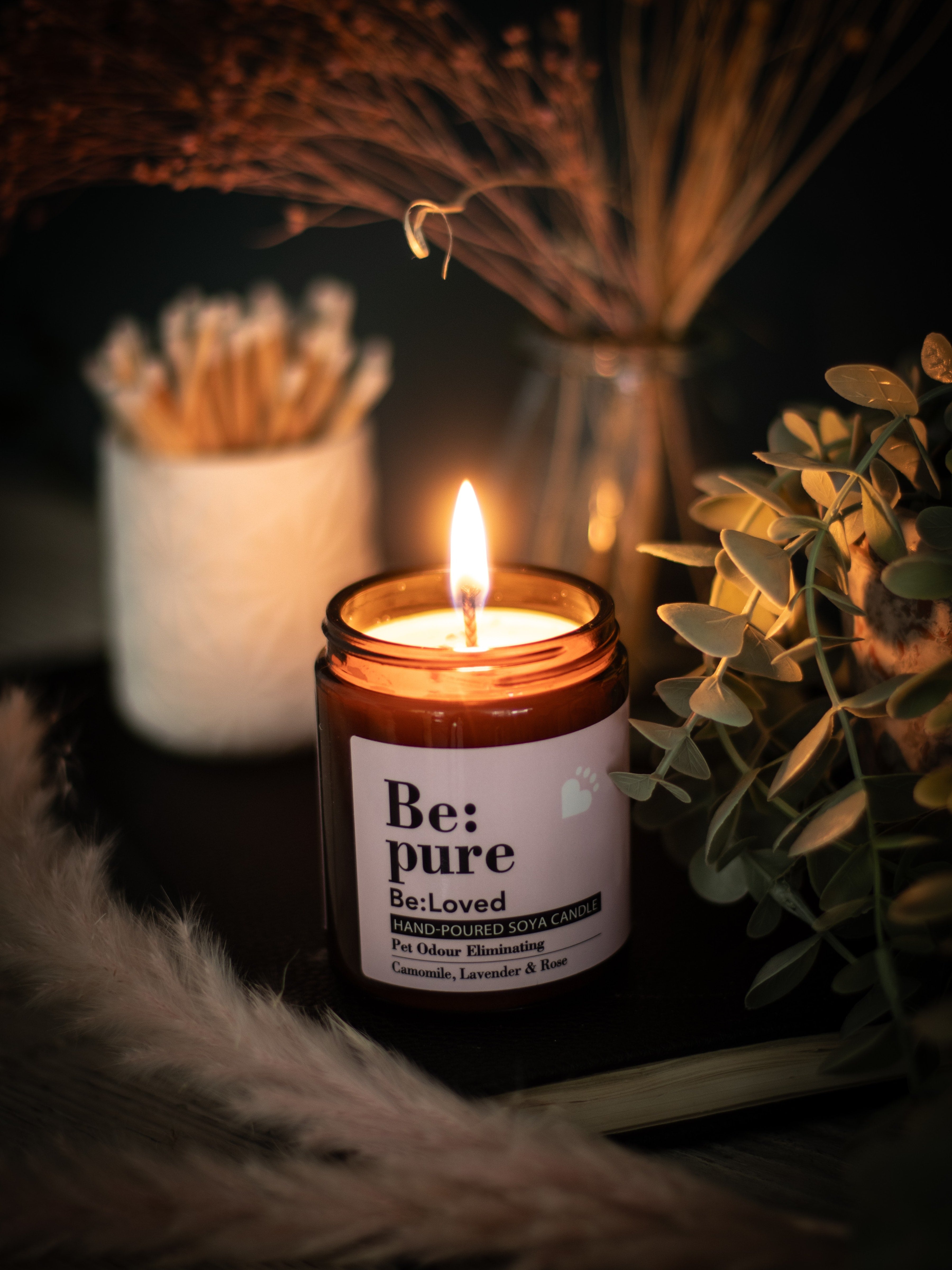 Be:Pure candle burning with bright flame